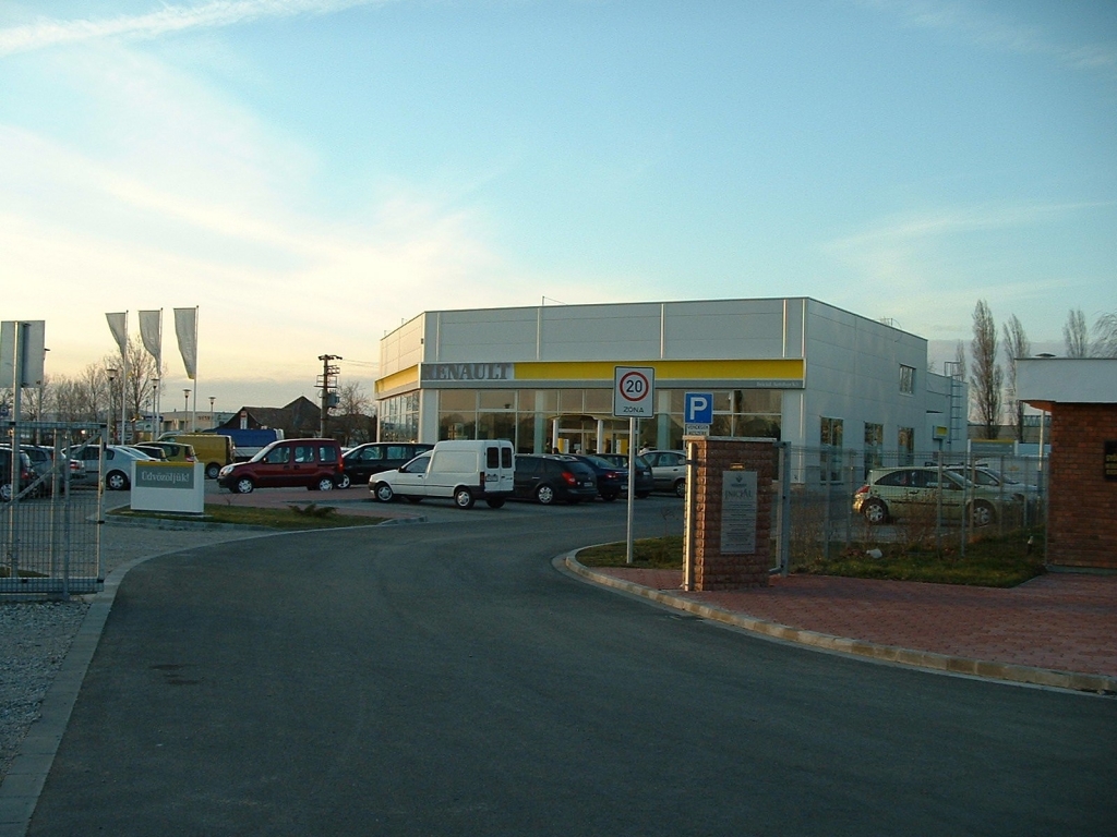 Iniciál Autóház Kft. Renault szalon nyitás
